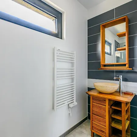 2 Bedroom Awesome In Saint-gervais-en-belin Casa de Férias *