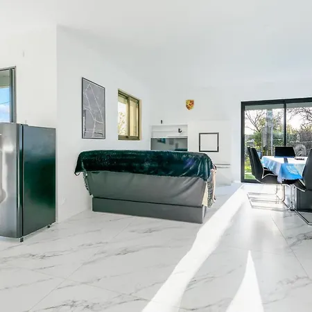 2 Bedroom Awesome In Saint-gervais-en-belin *